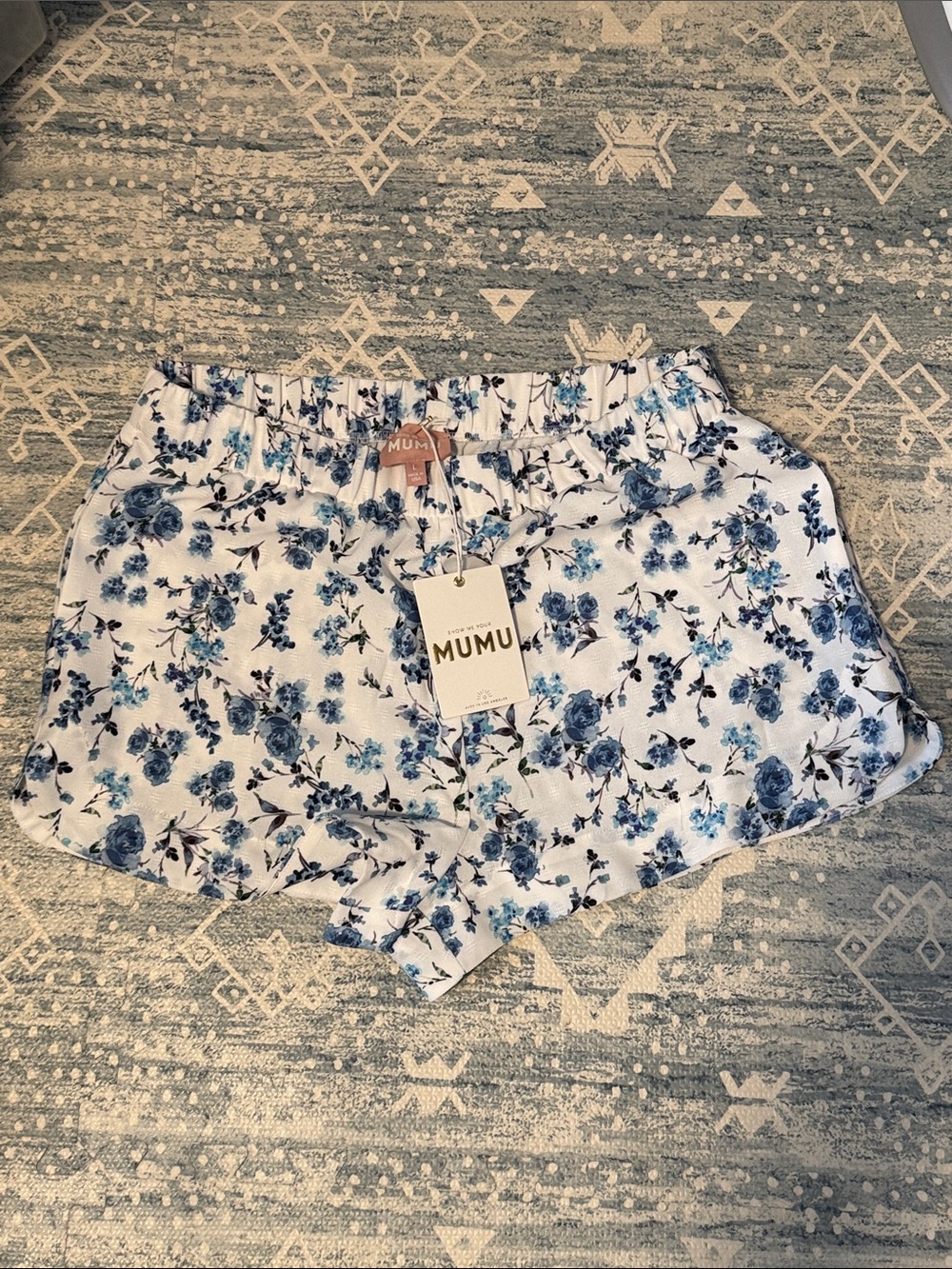 NWT Show me your Mumu - elastic waist floral shorts size Large